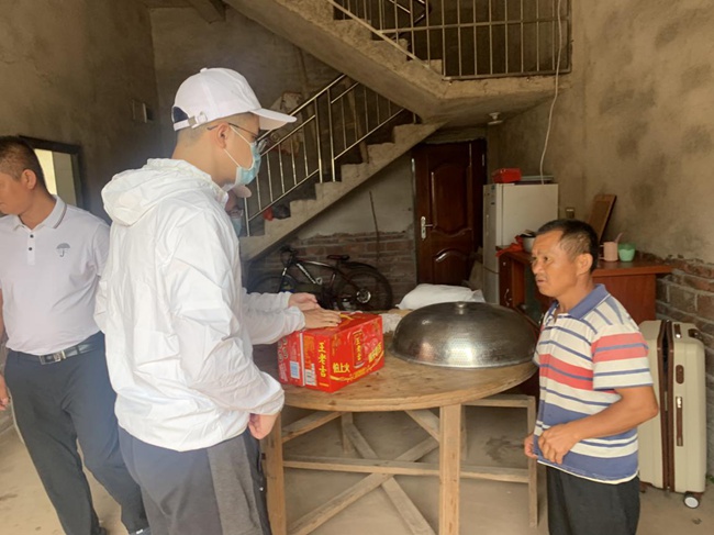 實(shí)踐隊(duì)走訪慰問脫貧戶。福建船政交通職業(yè)學(xué)院供圖