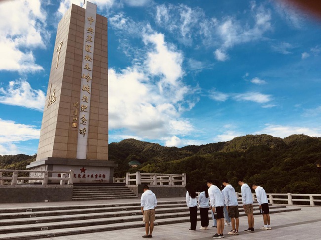 實(shí)踐隊(duì)向松毛嶺戰(zhàn)役中犧牲的烈士鞠躬默哀。福建船政交通職業(yè)學(xué)院供圖